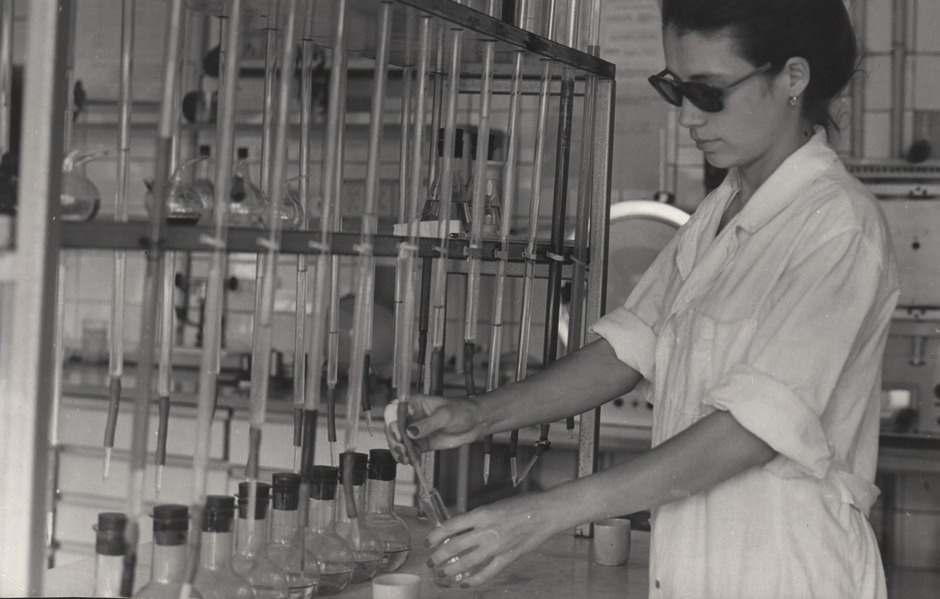 A chemical laboratory, 1990