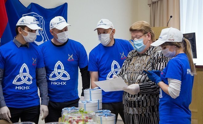 Timely support: Nizhnekamskneftekhim handing over tablets to large families