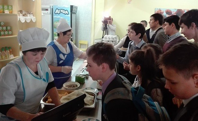 Why school canteens in Kazan be equipped with bar counters and sofas?