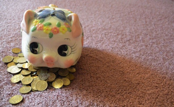 Russians increase savings and bet on cash
