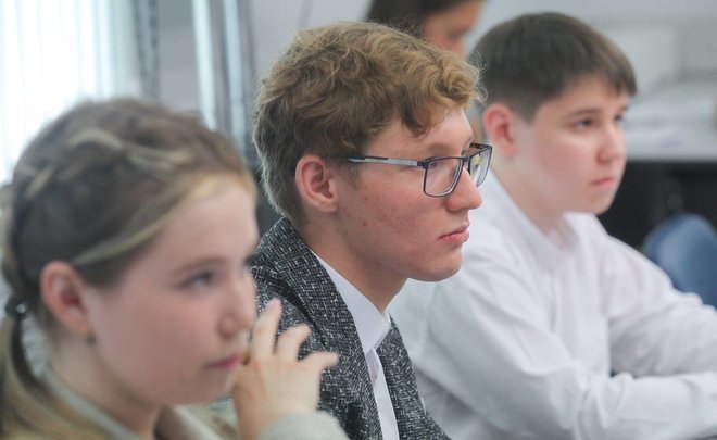 East or West, home is best: conditions for promising young people discussed with USE hundred-point students