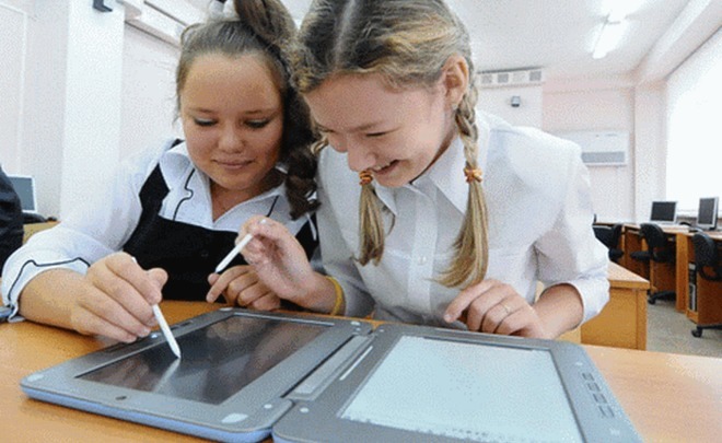 One and a half kilos of technologies: Rostec begins to introduce electronic textbooks