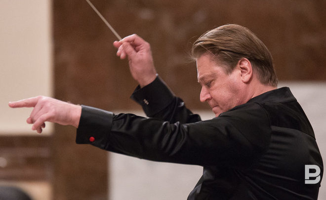 Aleksandr Sladkovsky tries himself in the role of a ''restorer''