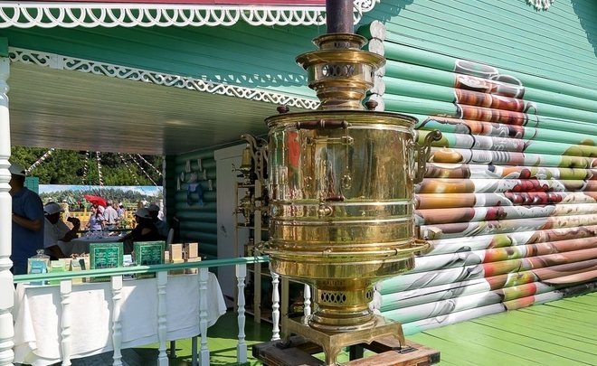 About how Kazan guests drink tea from a 300-litre samovar and eat 15 tonnes of food
