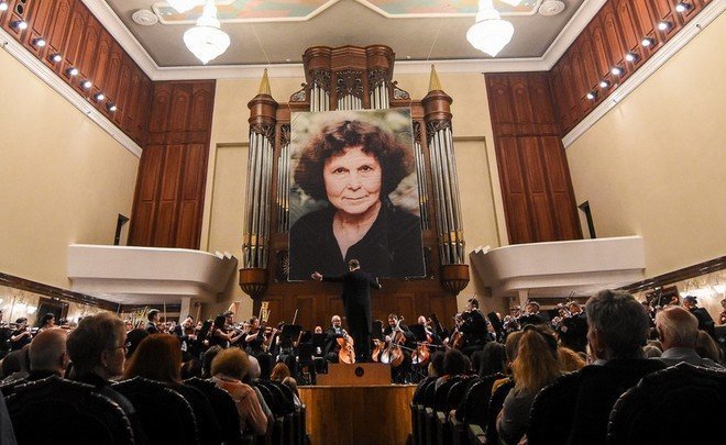 Concordia contemporary music festival: who gives gifts to whom