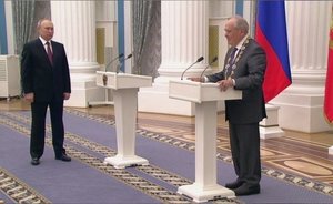 Vladimir Putin awards Mintimer Shaimiev with Order of St. Andrew the First-Called
