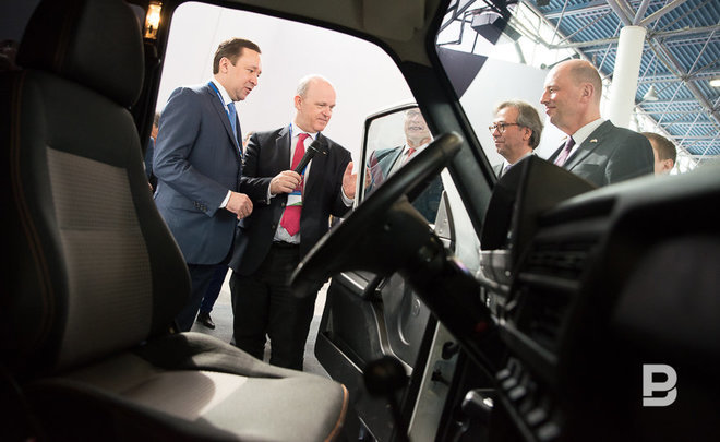 TIAF: how AutoVAZ president presented Ildar Khalikov president’s favourite car