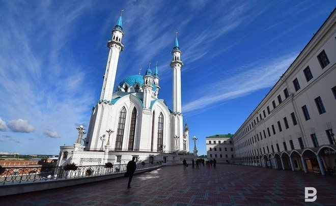 Temples during pandemic: wearing masks, with their own rugs and no hand-kissing