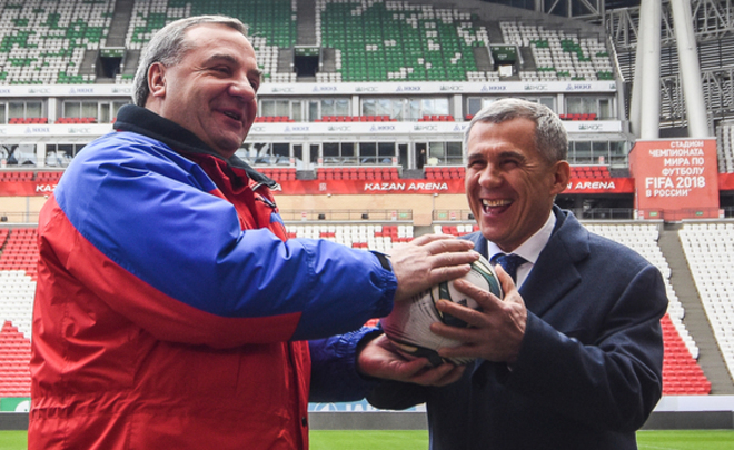 Head of EMERCOM inspects Kazan Arena and presents a soccer ball to Rustam Minnikhanov