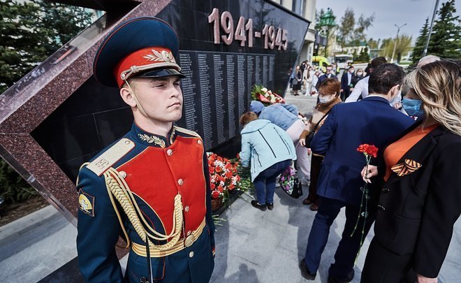 Memory Day at Kazanorgsintez: floral tributes to memorial to Great Patriotic War veterans