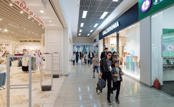 Big retailers go to regional shopping malls
