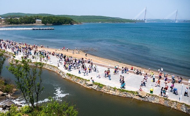 Где во владивостоке можно. Пляж ДВФУ Владивосток остров русский. Остров русский Владивосток пляжи. Пляж набережной ДВФУ во Владивостоке на острове русском. Море г. Владивосток ДВФУ набережная лето.