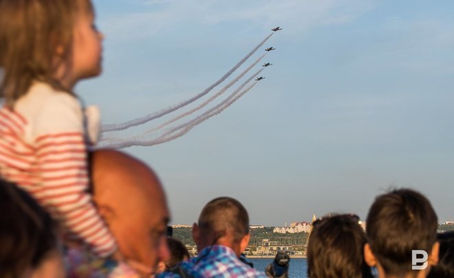 Dances in the sky above Kazan: White Swan with Bear and heart with arrow by Great Albatrosses