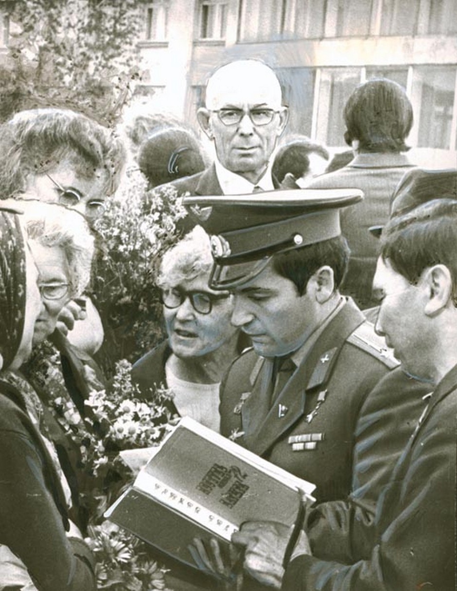 Pilot-cosmonaut P. I. Klimuk among residents of Naberezhnye Chelny. 1974