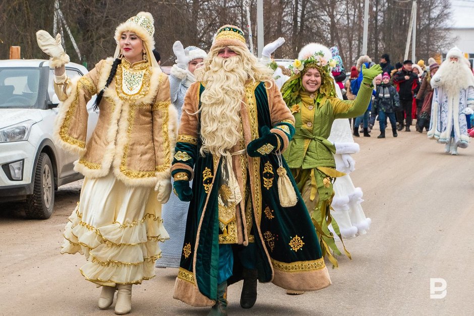 У башкир и татар кыш бабай. Кыш Бабай дед Мороз. Башкирский дед Мороз кыш Бабай. Тол Бабай и кыш Бабай. Лес чудес Казань кыш Бабай.