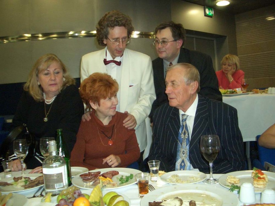 Informal meeting: Lidiya Grigoryeva, Eduard Treskin, Galina Svintsova, Ruslan Bushkov
and Yevgeny Yevtushenko