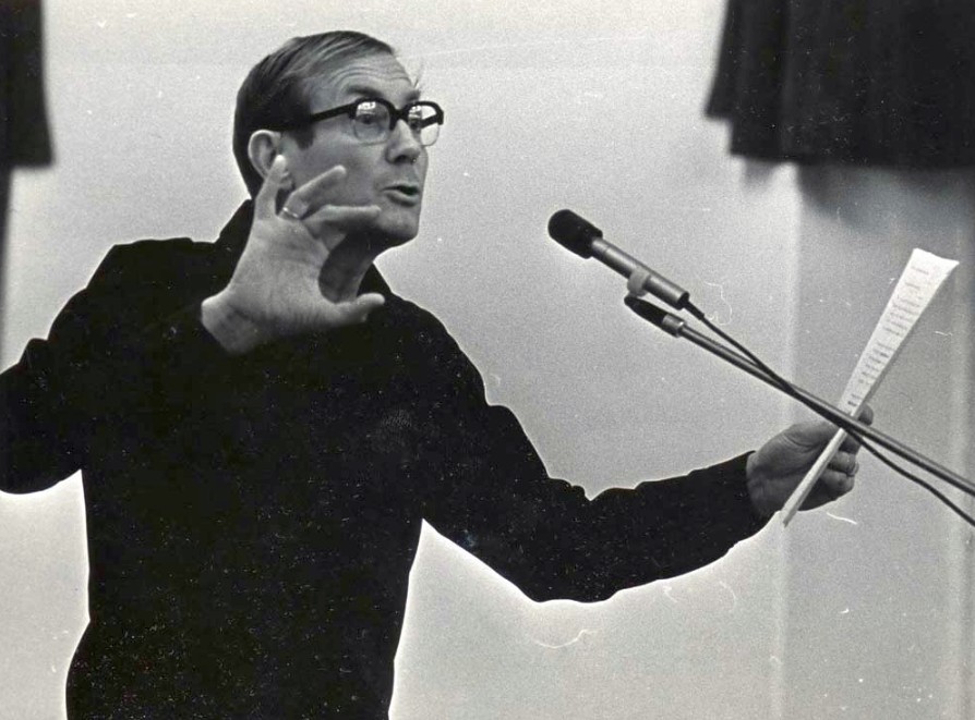 1970. Yevgeny Yevtushenko reading the poem Kazan University in the university