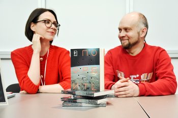 Reading the novel Orbital with a globe at hand