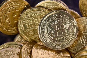 Bullets over Wall Street: bitcoin crash becomes the first warning sign ahead of stock market correction